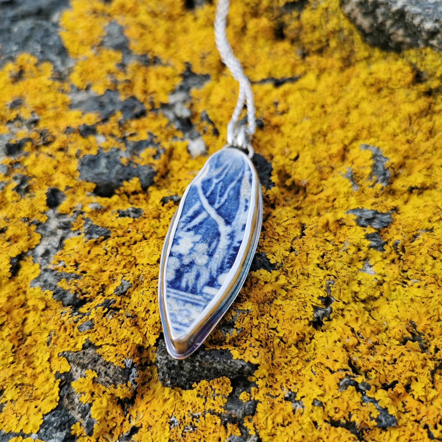 Scottish blue willow pattern pottery & sterling silver pendant.