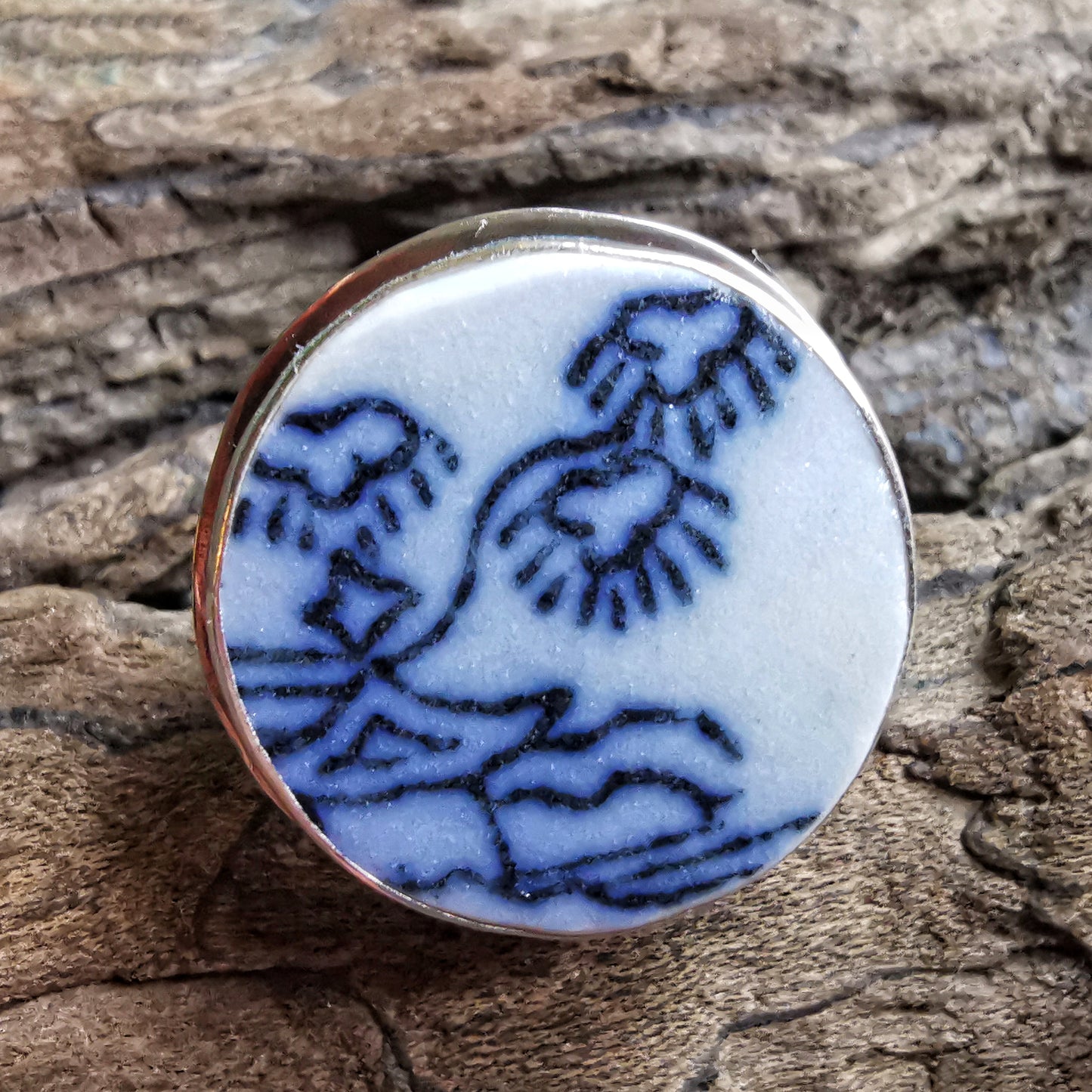 Blue and white Scottish sea pottery with pagoda and three kites design, sterling silver ring size M (6.5)