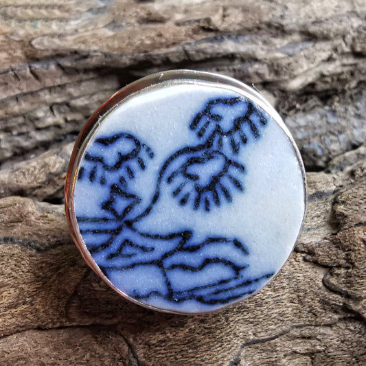 Blue and white Scottish sea pottery with pagoda and three kites design, sterling silver ring size M (6.5)