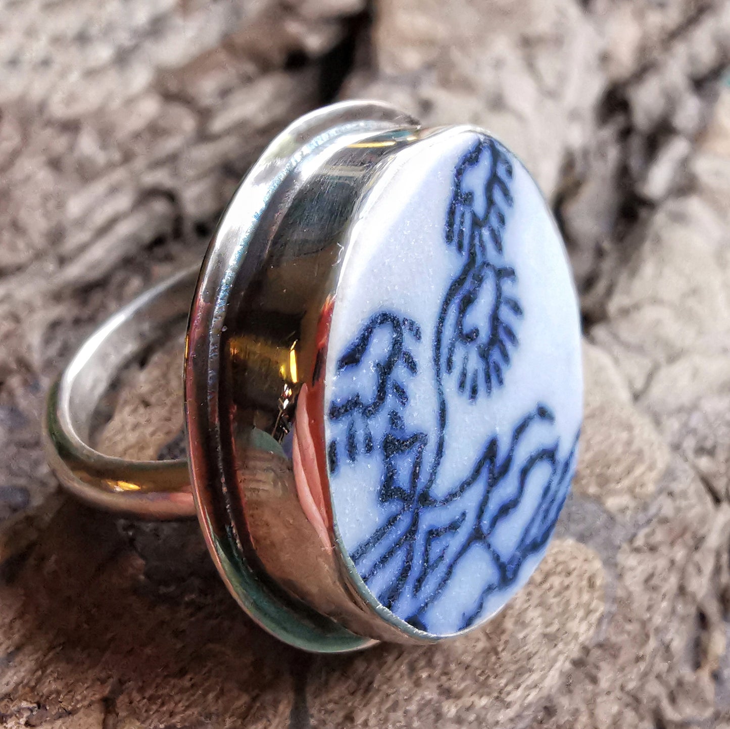 Blue and white Scottish sea pottery with pagoda and three kites design, sterling silver ring size M (6.5)