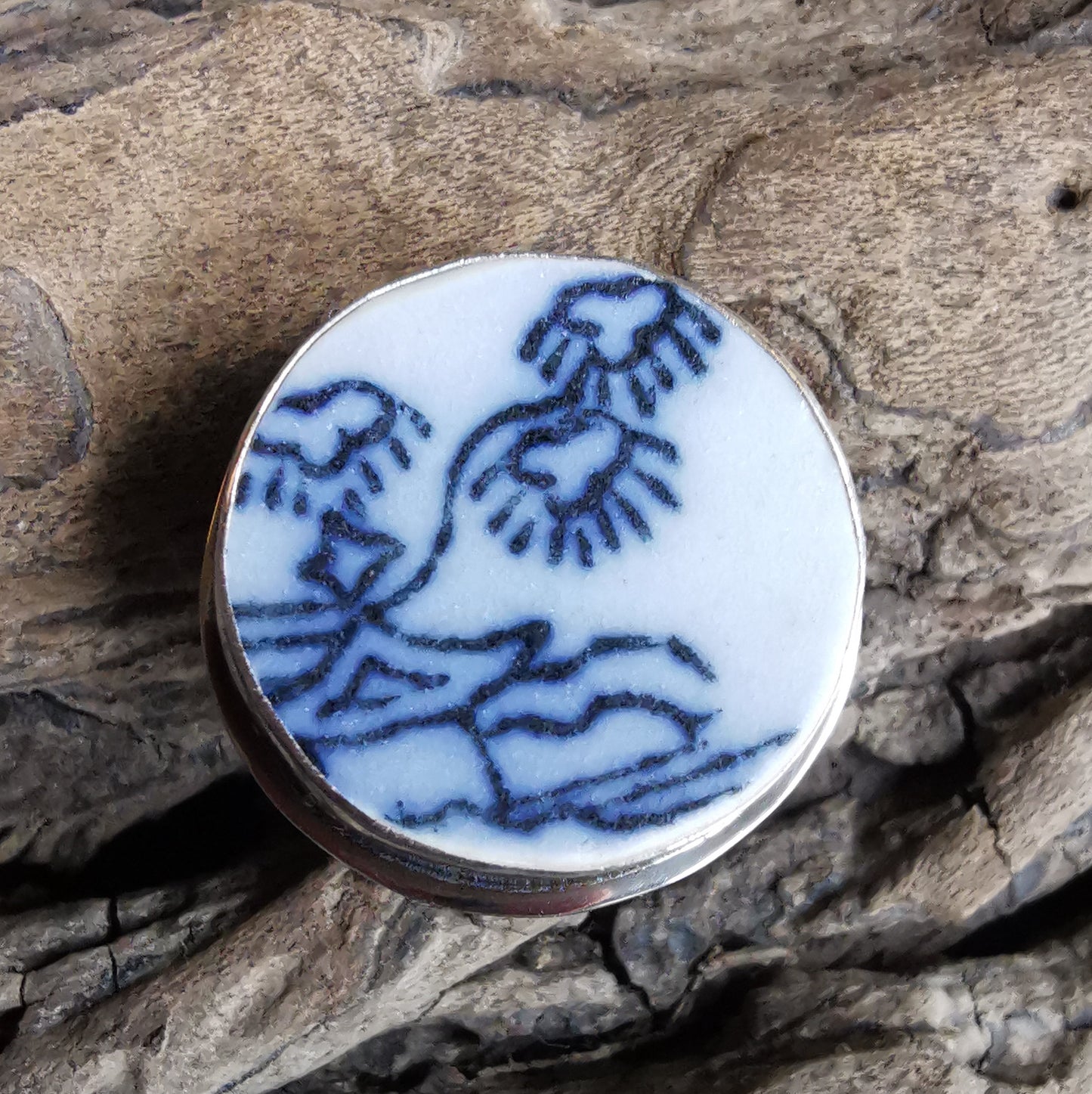 Blue and white Scottish sea pottery with pagoda and three kites design, sterling silver ring size M (6.5)