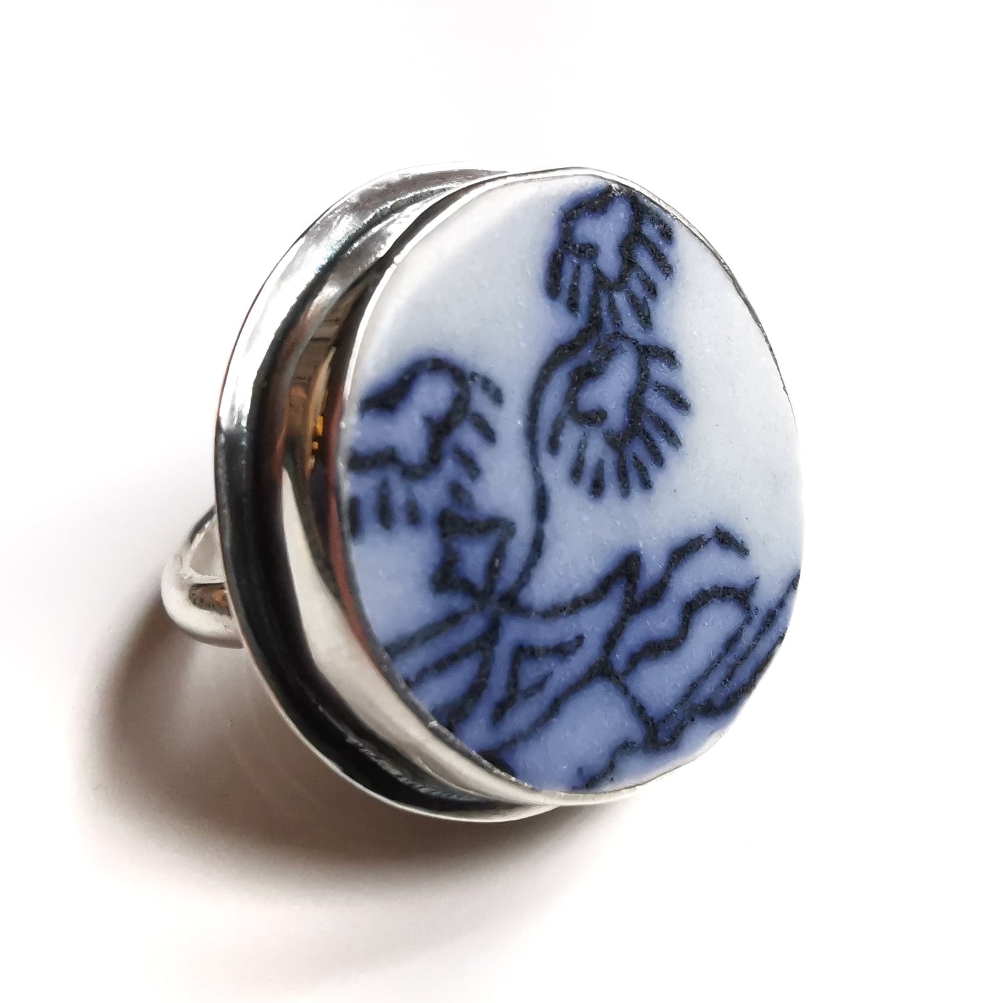 Blue and white Scottish sea pottery with pagoda and three kites design, sterling silver ring size M (6.5)