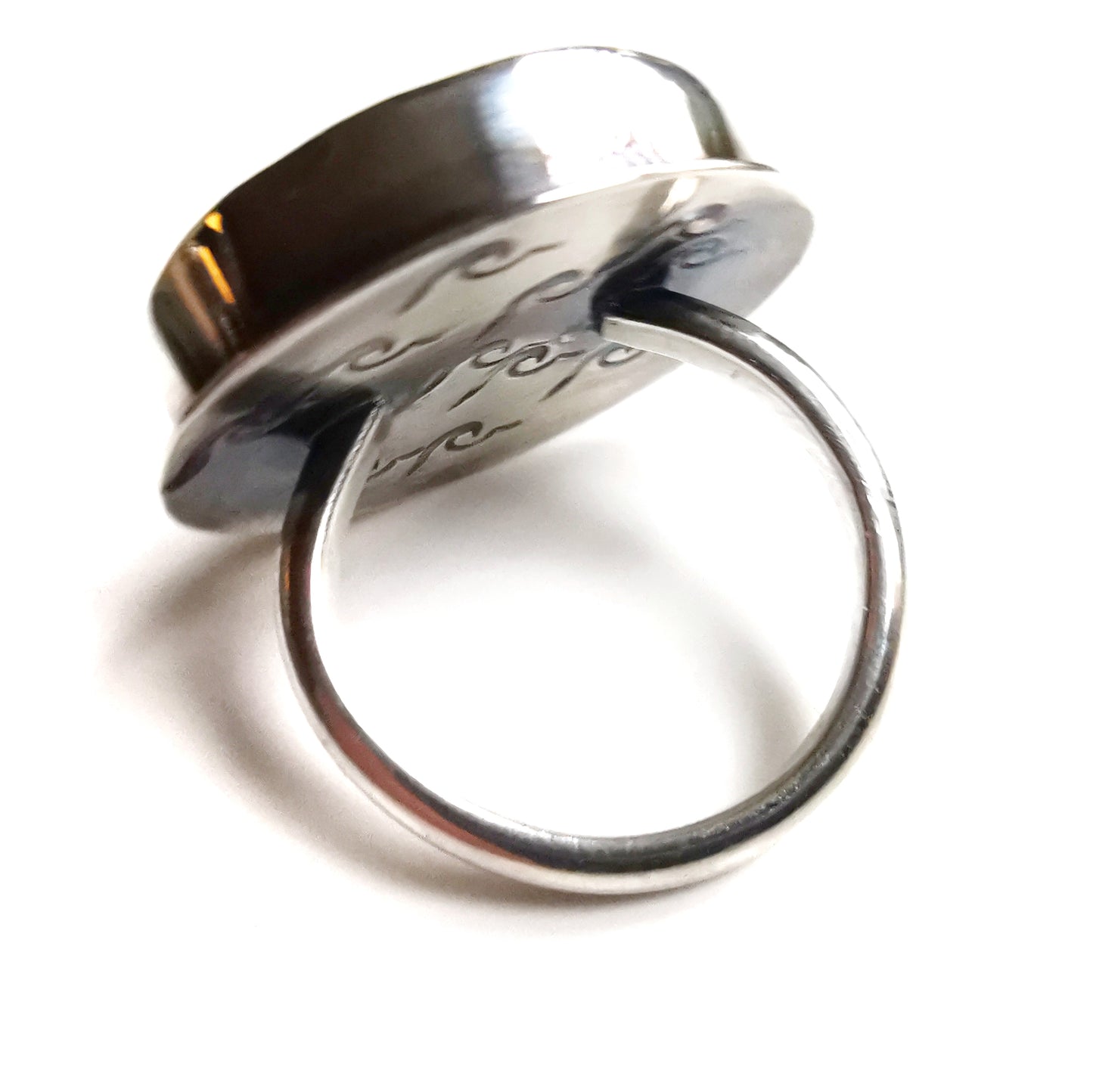 Blue and white Scottish sea pottery with pagoda and three kites design, sterling silver ring size M (6.5)