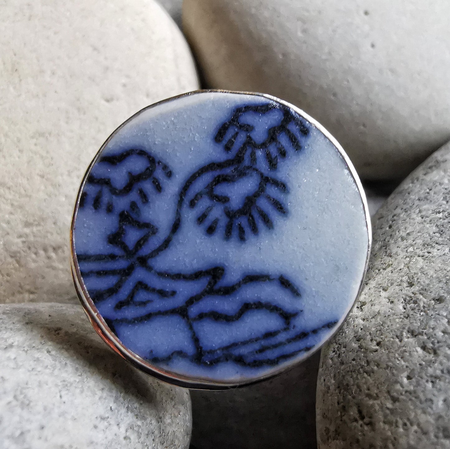 Blue and white Scottish sea pottery with pagoda and three kites design, sterling silver ring size M (6.5)