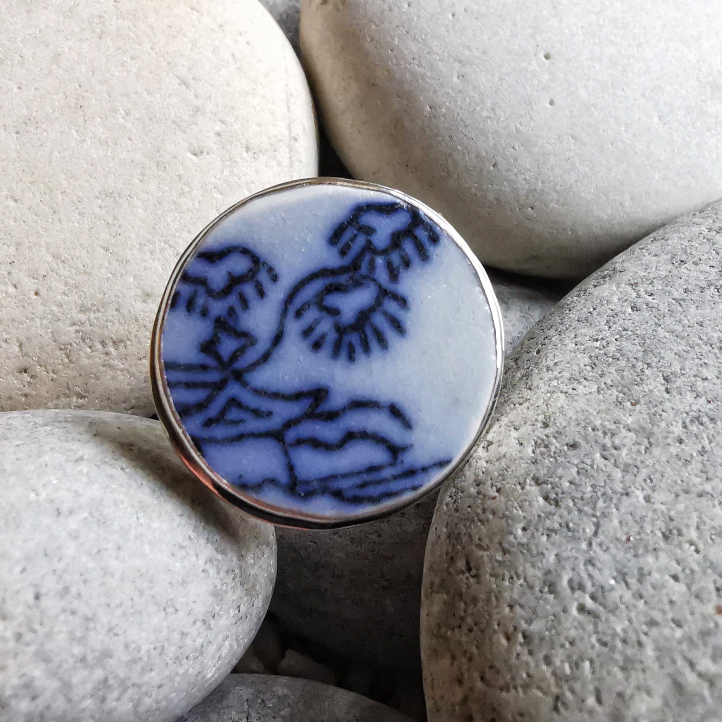 Blue and white Scottish sea pottery with pagoda and three kites design, sterling silver ring size M (6.5)