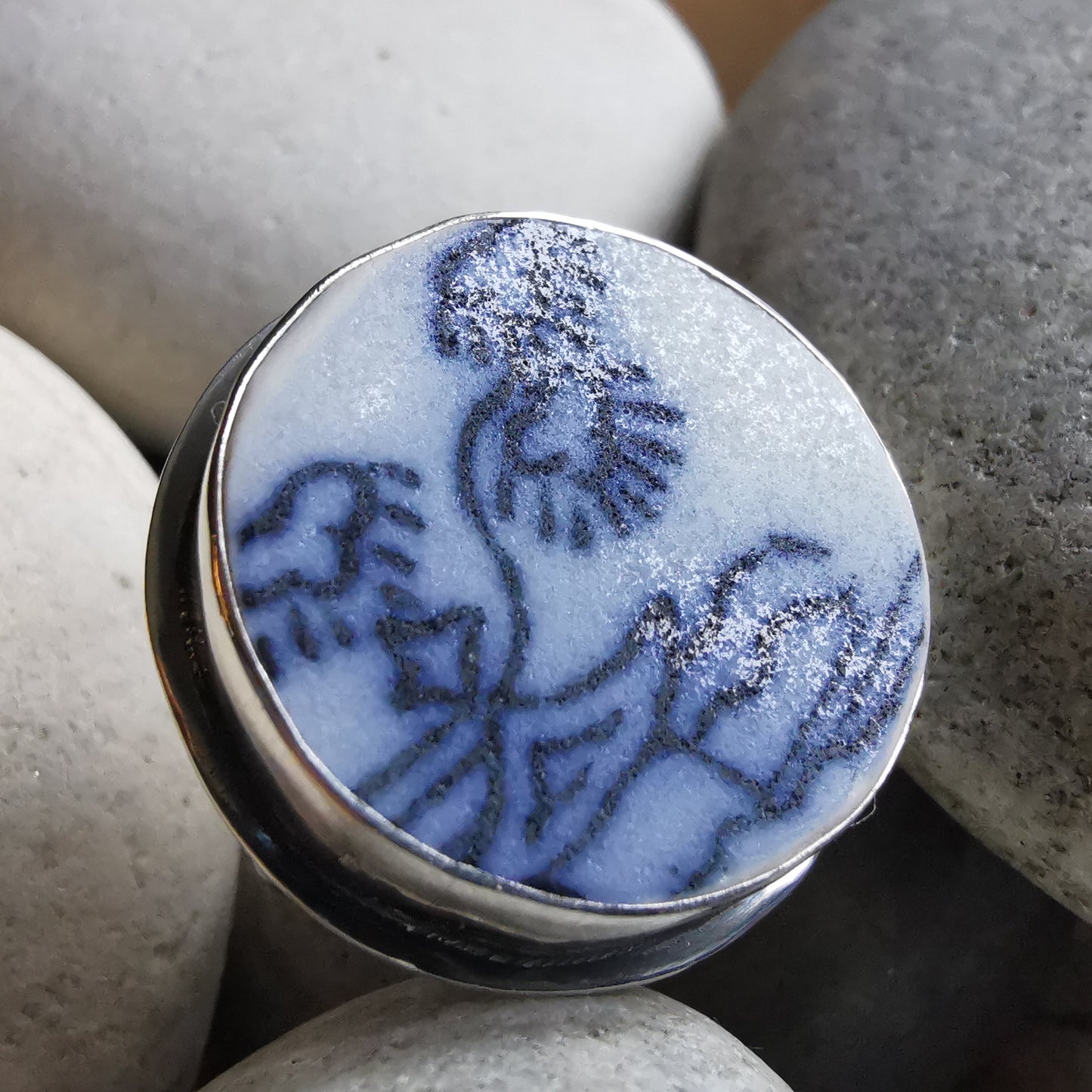 Blue and white Scottish sea pottery with pagoda and three kites design, sterling silver ring size M (6.5)