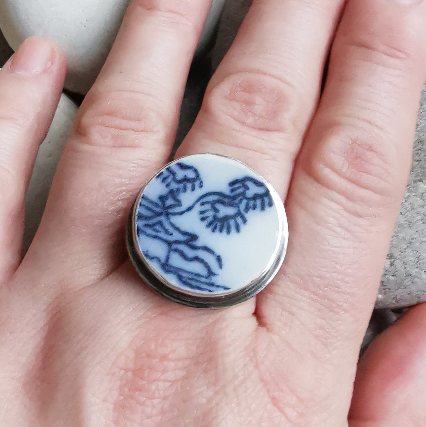 Blue and white Scottish sea pottery with pagoda and three kites design, sterling silver ring size M (6.5)