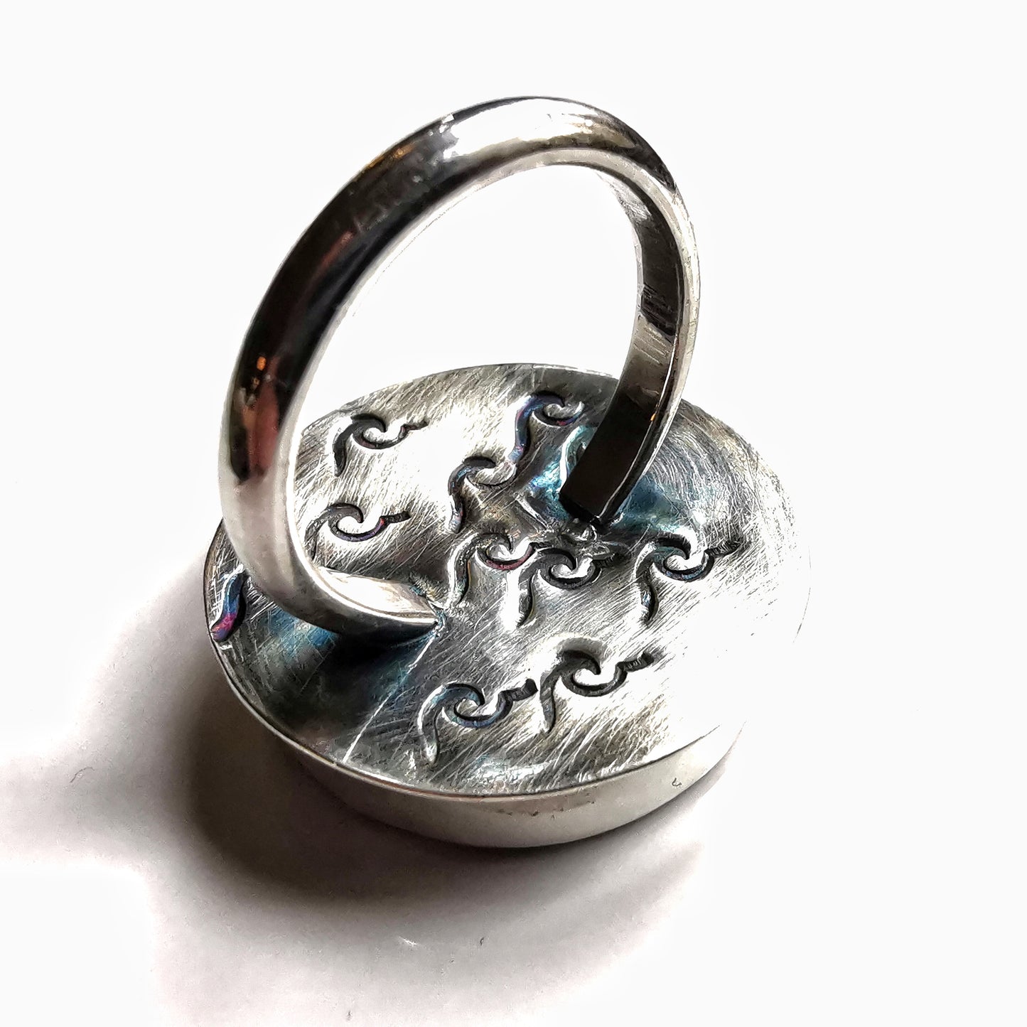 Blue and white Scottish sea pottery with pagoda and three kites design, sterling silver ring size M (6.5)