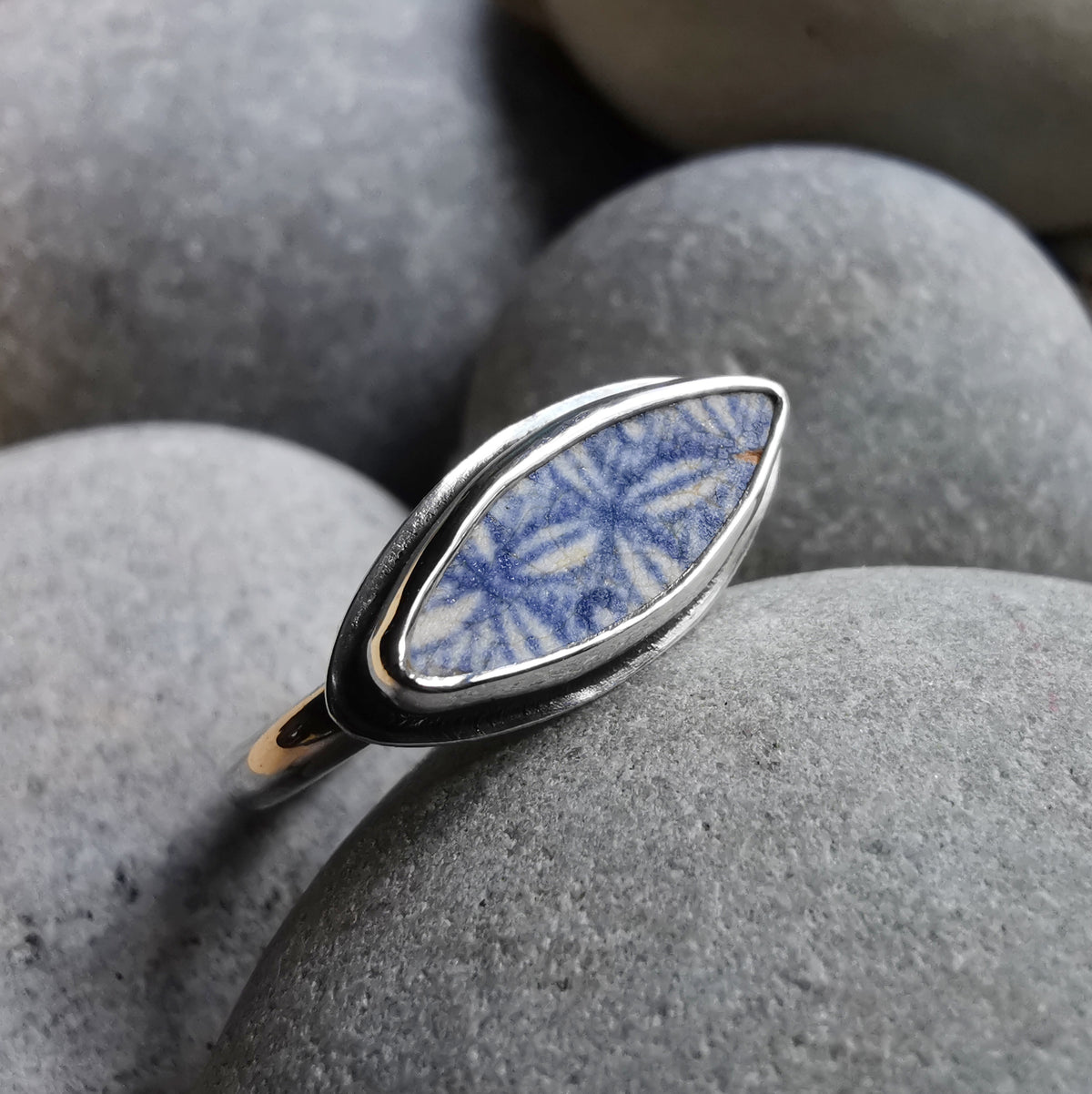 Blue and white Scottish sea pottery & sterling silver ring size P 1/2.