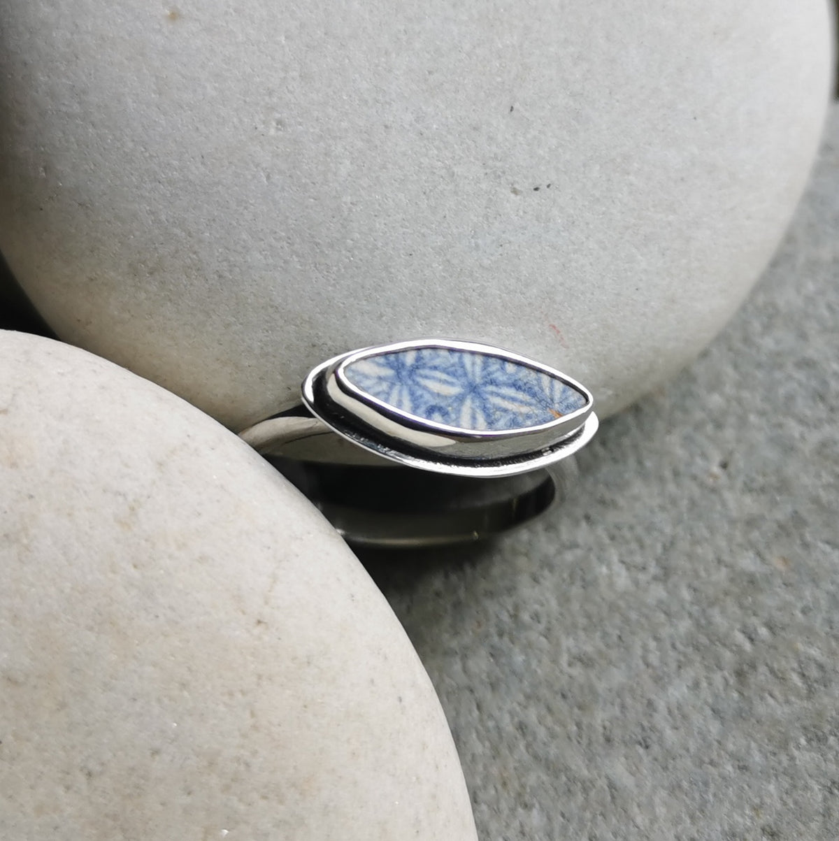 Blue and white Scottish sea pottery & sterling silver ring size P 1/2.