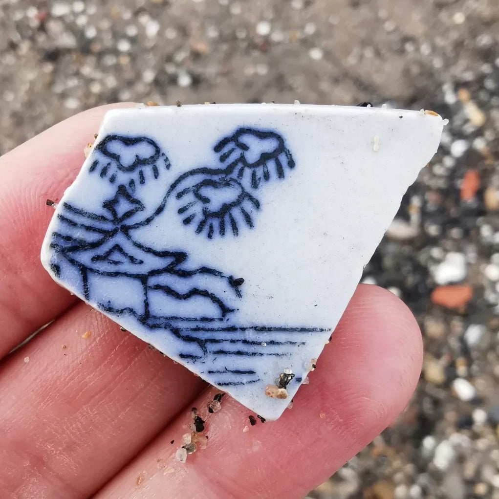Blue and white Scottish sea pottery with pagoda and three kites design, sterling silver ring size M (6.5)
